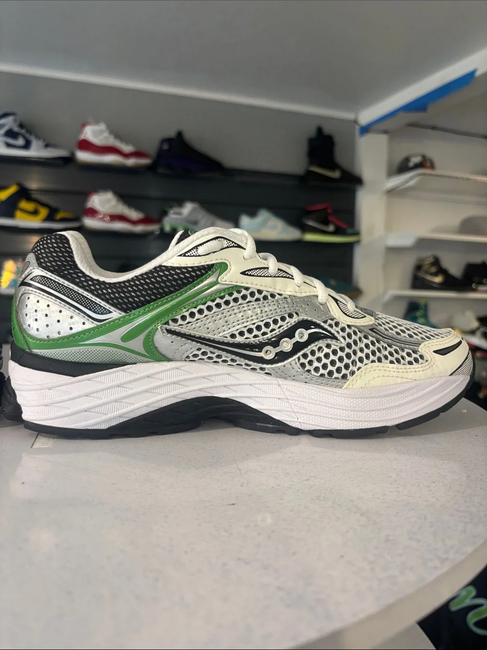 Saucony ProGrid Omni 9 in Silver/Green Mens Size 9